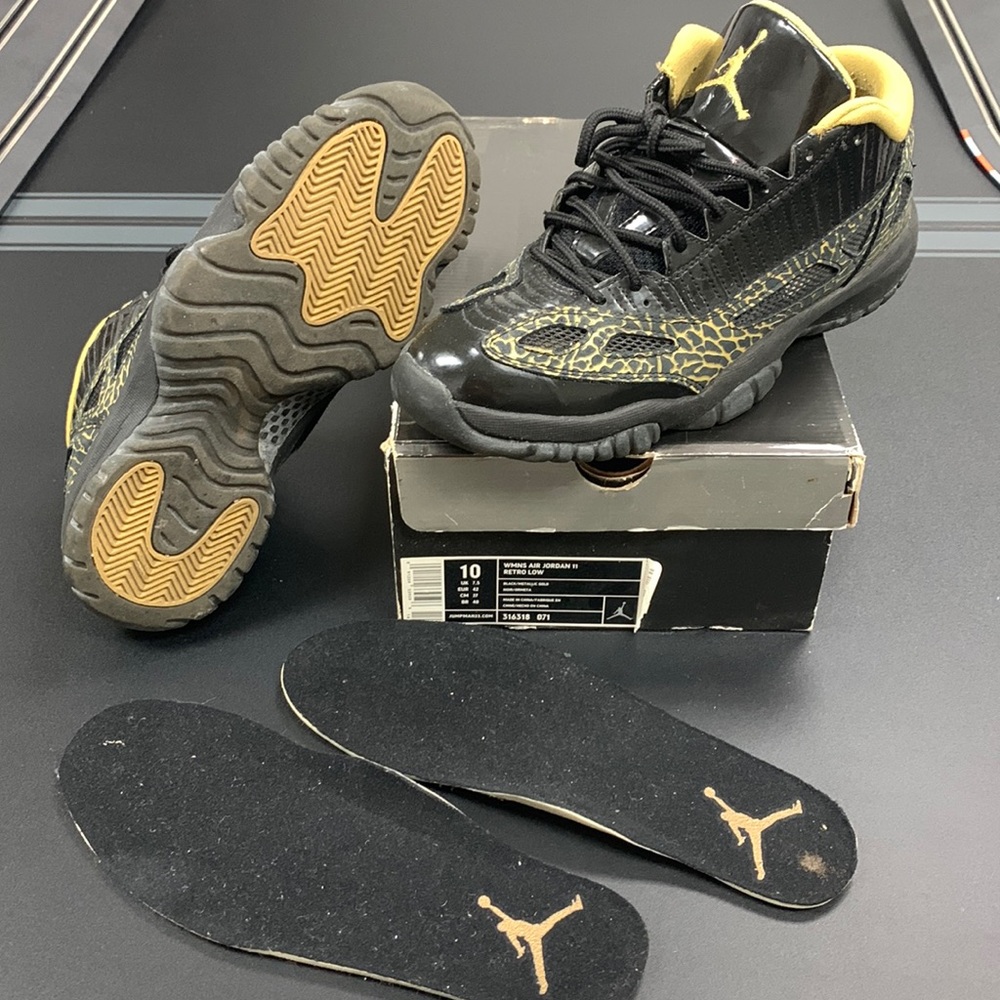 Womens sz10 Mens sz8 vintage A.J 11 retro low black/metallic gold🤭🔥🤭🔥🤭🔥